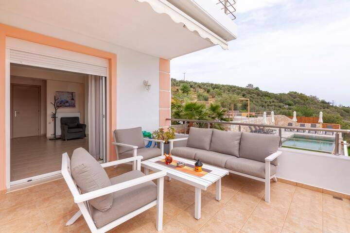 Villa Oasis Galatás Exteriör bild