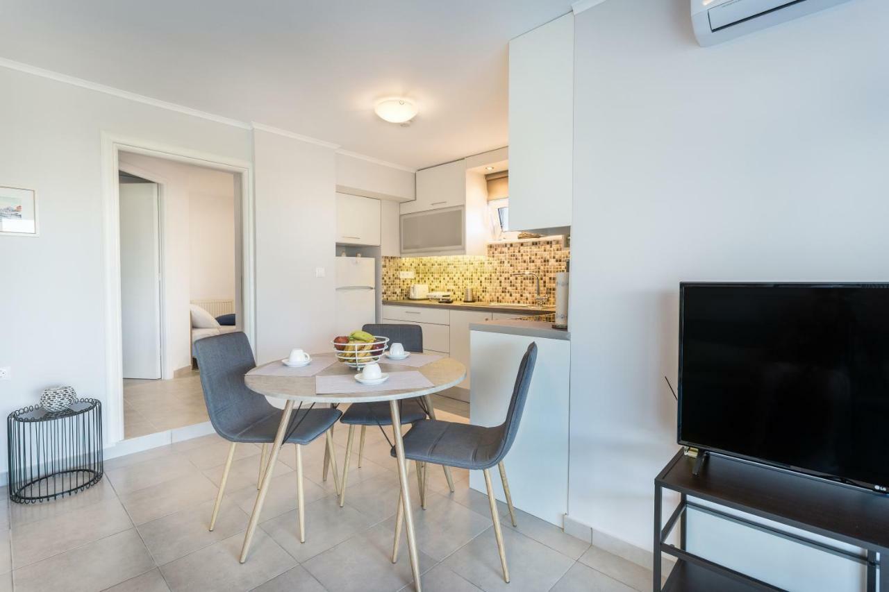Villa Oasis Galatás Exteriör bild
